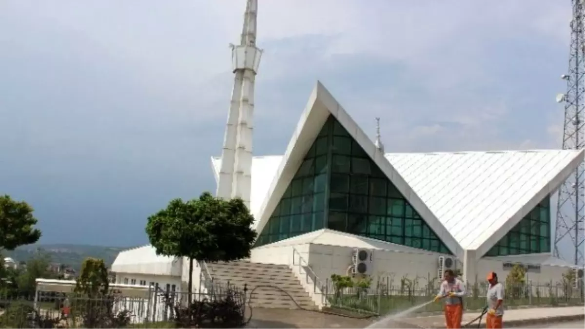 İzmit Camilerinde Ramazan Temizliği