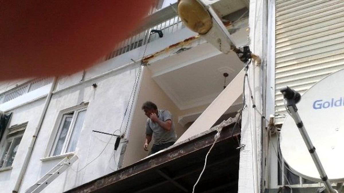Kaçak Balkon Yıkıldı