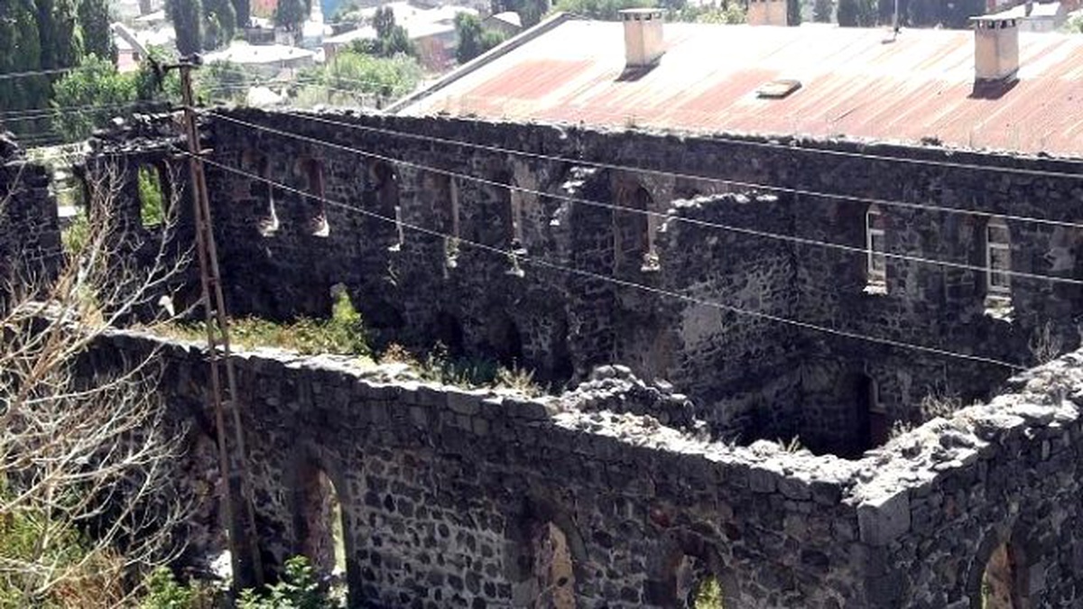 Kars\'ta Tarihi Değerler Bir Bir Yok Oluyor