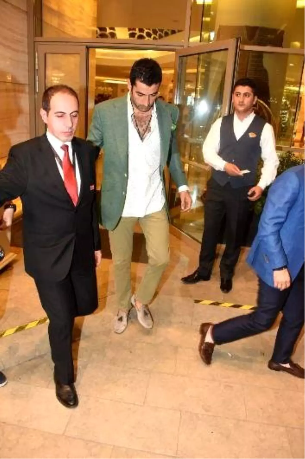 Kenan İmirzalıoğlu Dizi Biter Bitmez Bıyıklarını Kesti