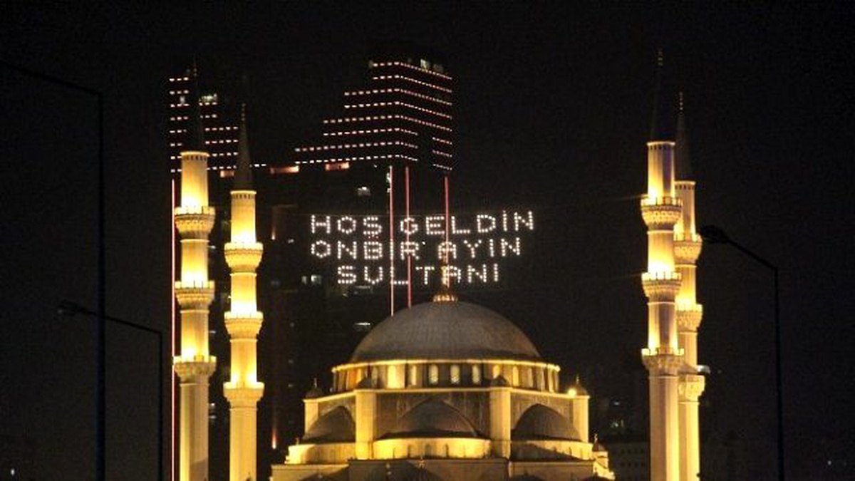 Mahyalar İstanbul\'u Aydınlattı