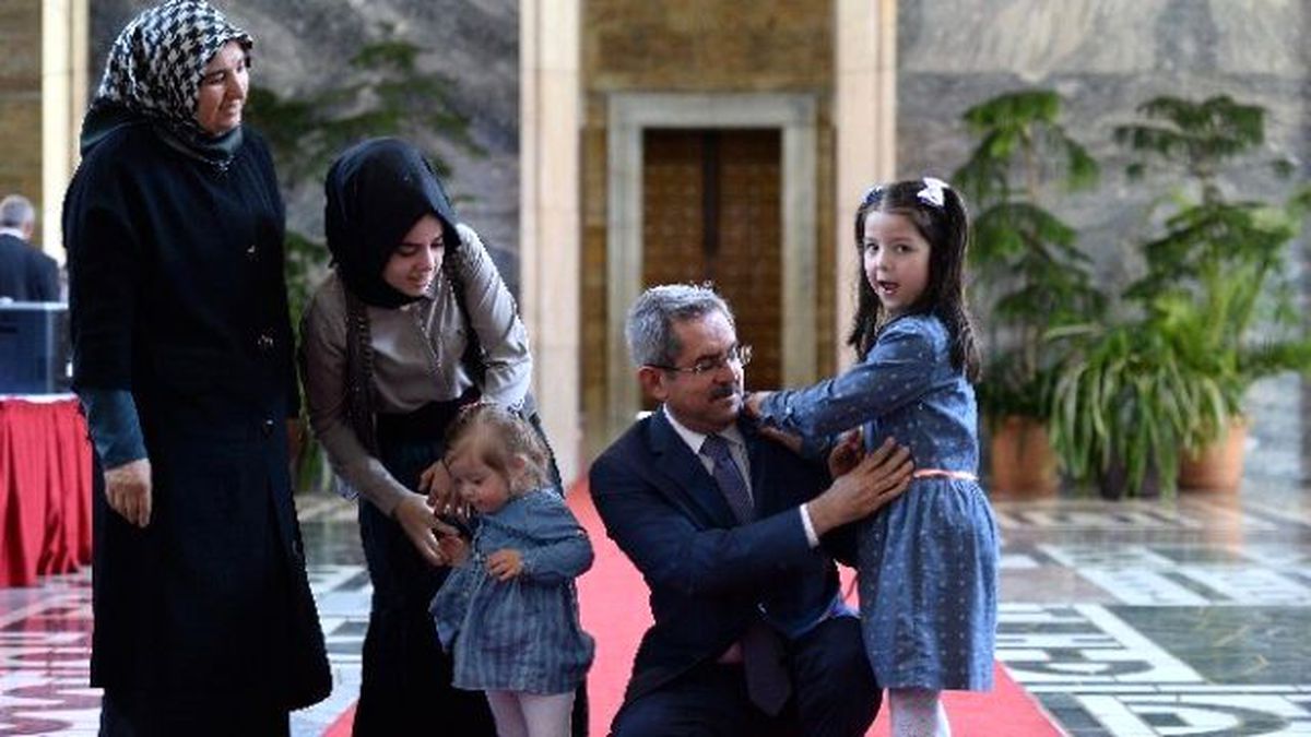 Meclis\'e Torunları ile Birlikte Geldi