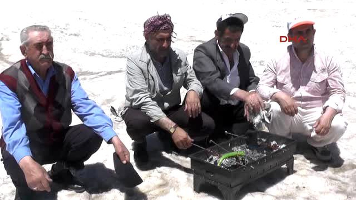 Muş\'ta Haziran Ayında Kar Üzerinde Piknik Yapılıyor