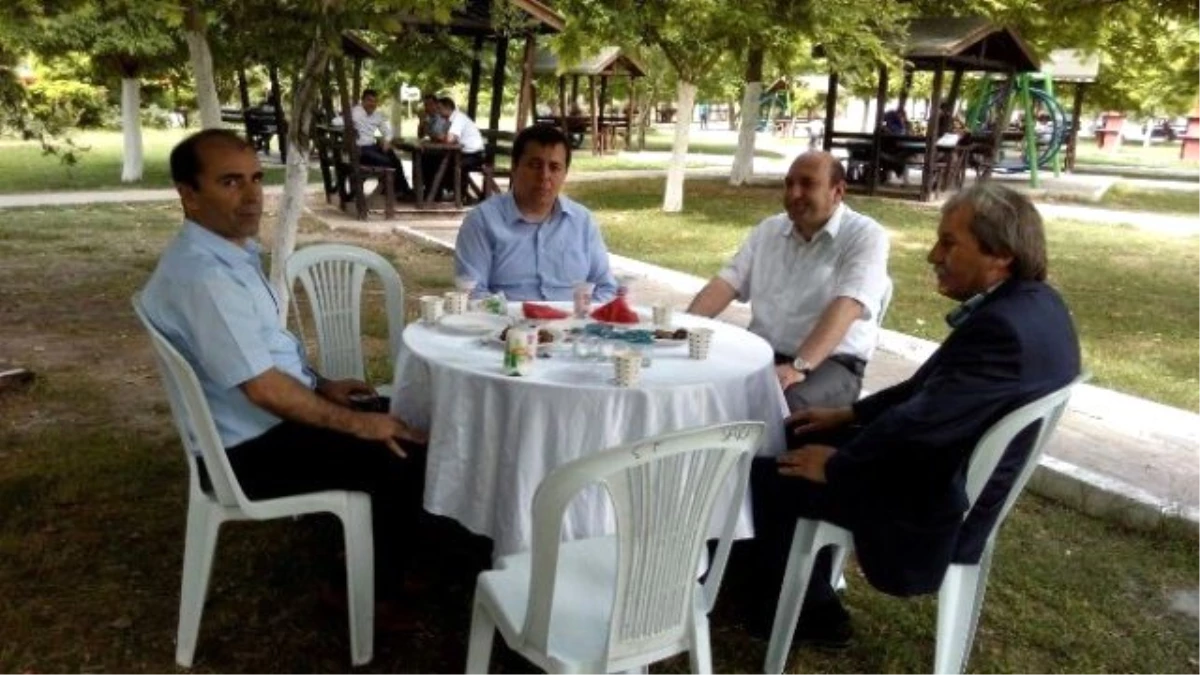 Osmaneli\'deki Öğretmenlere Sakarya Nehri Kenarında Yıl Sonu Yemeği
