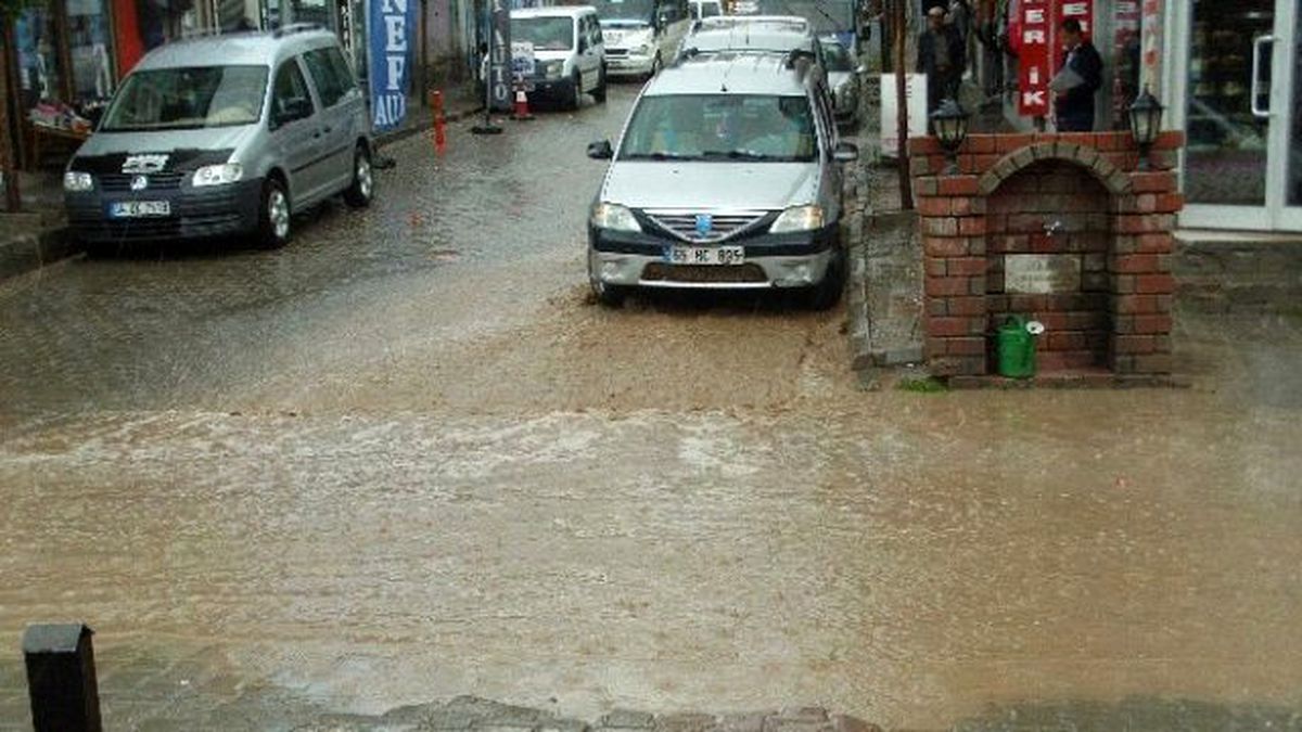Özalp\'ta Sağanak Yağmur Korkuya Neden Oldu