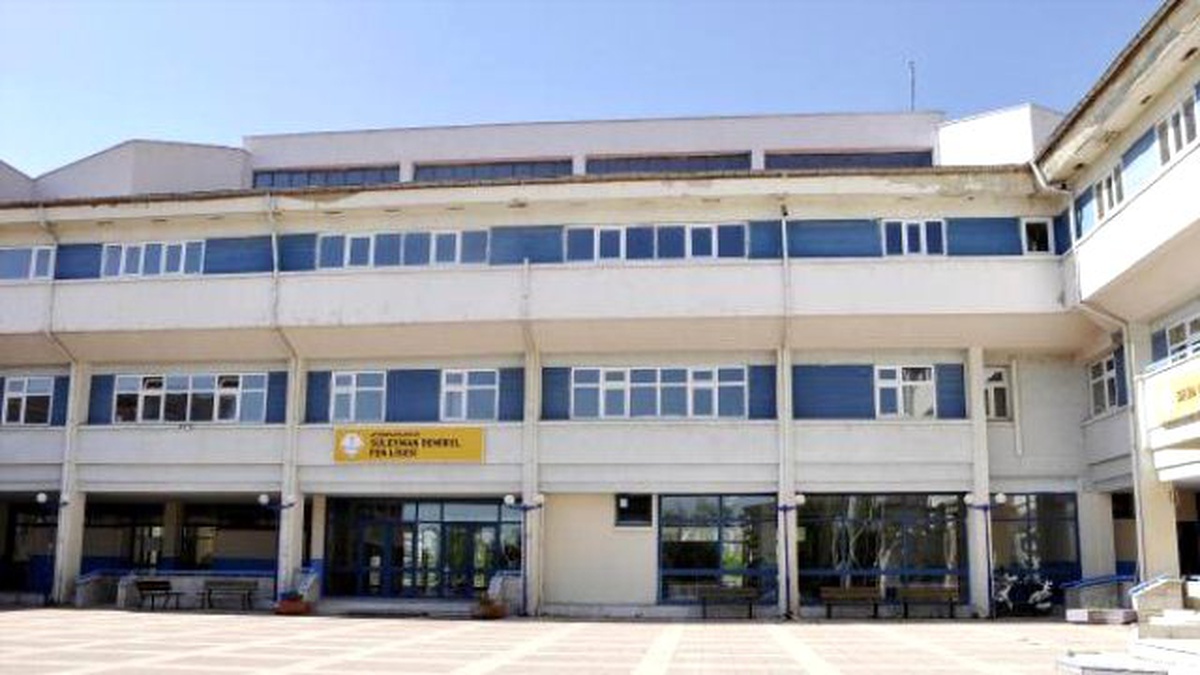 Süleyman Demirel\'in Adını Taşıyan Okul Dökülüyor