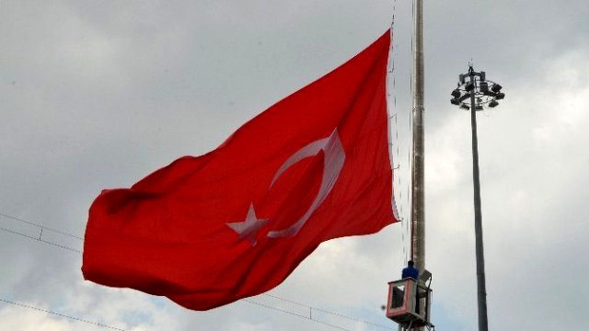 Taksim\'de Dev Türk Bayrağı Yarıya İndirildi