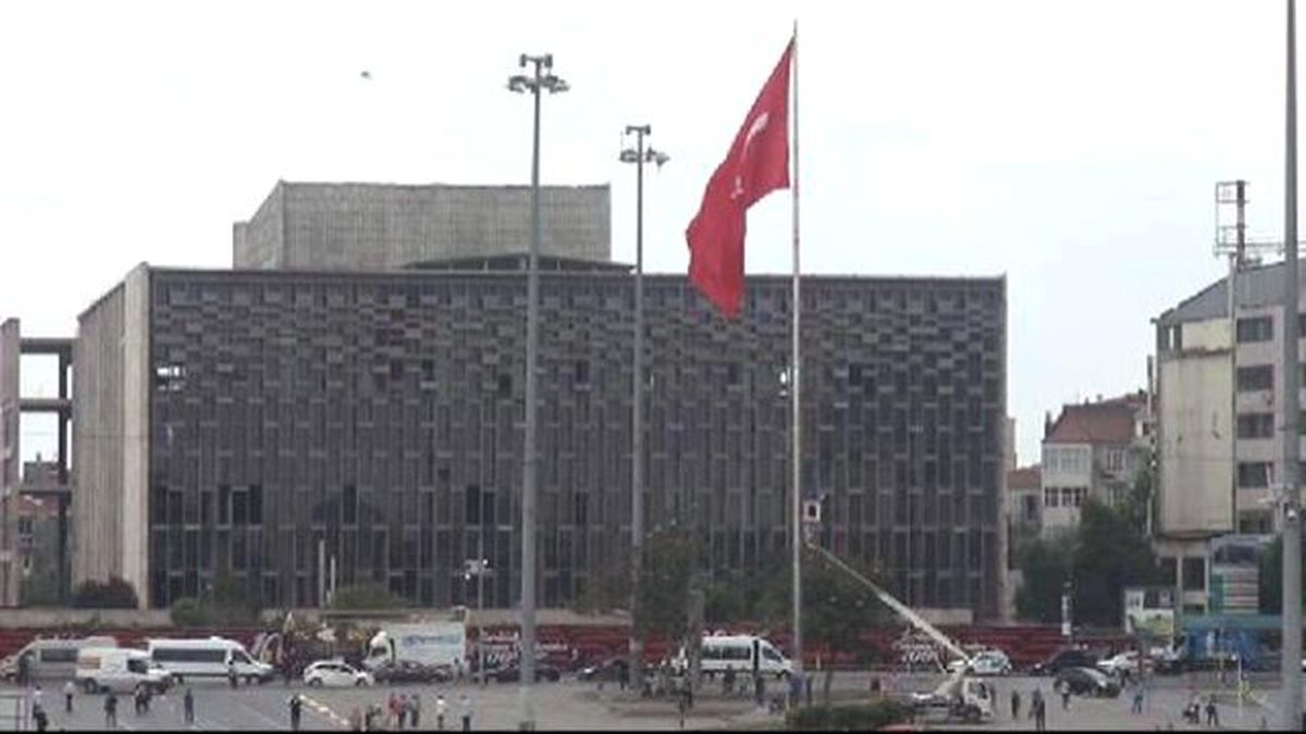 Taksim\'deki Dev Türk Bayrağı Yarıya İndirildi