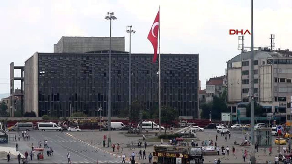 Taksim\'deki Dev Türk Bayrağı Yarıya İndirildi
