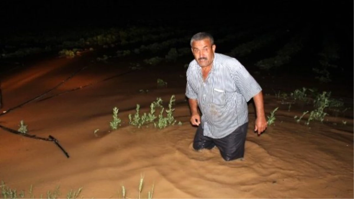 Tarlasını Su Basan Çiftçi Yolu Trafiğe Kapattı