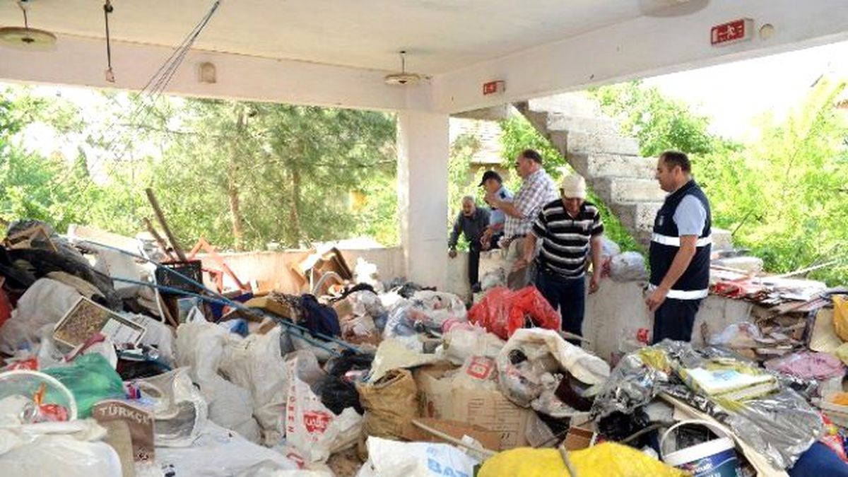 Uşak\'ta Çöp Evden İki Kamyon Çöp Çıktı