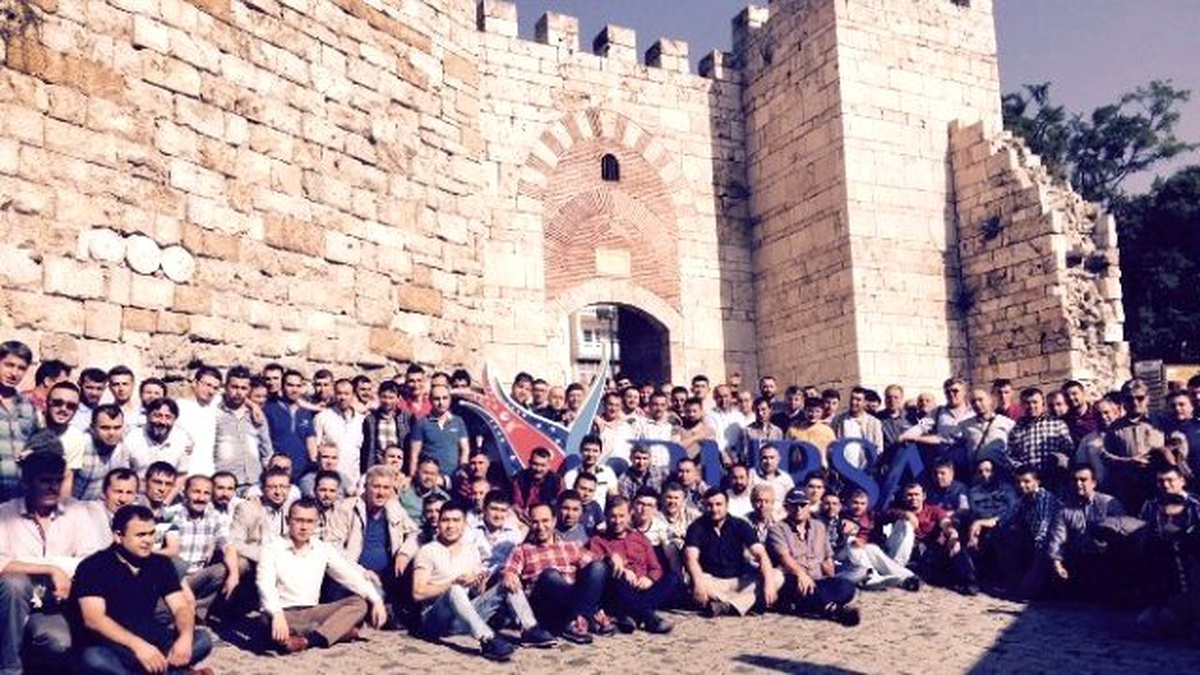 Uşak\'ta Patron, Koca Fabrikayı Kapatıp Çalışanlarıyla Geziye Çıktı