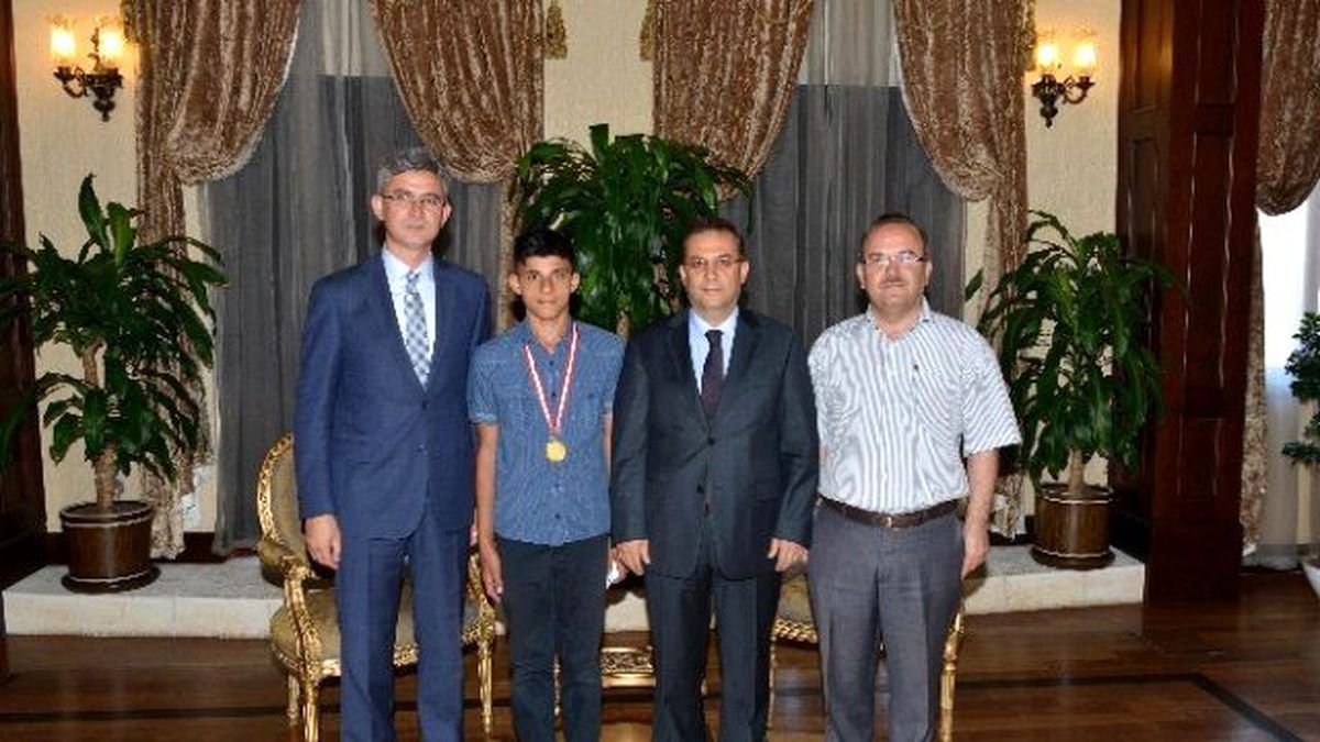 Vali Türker Başarılı Golfçüyü Kutladı