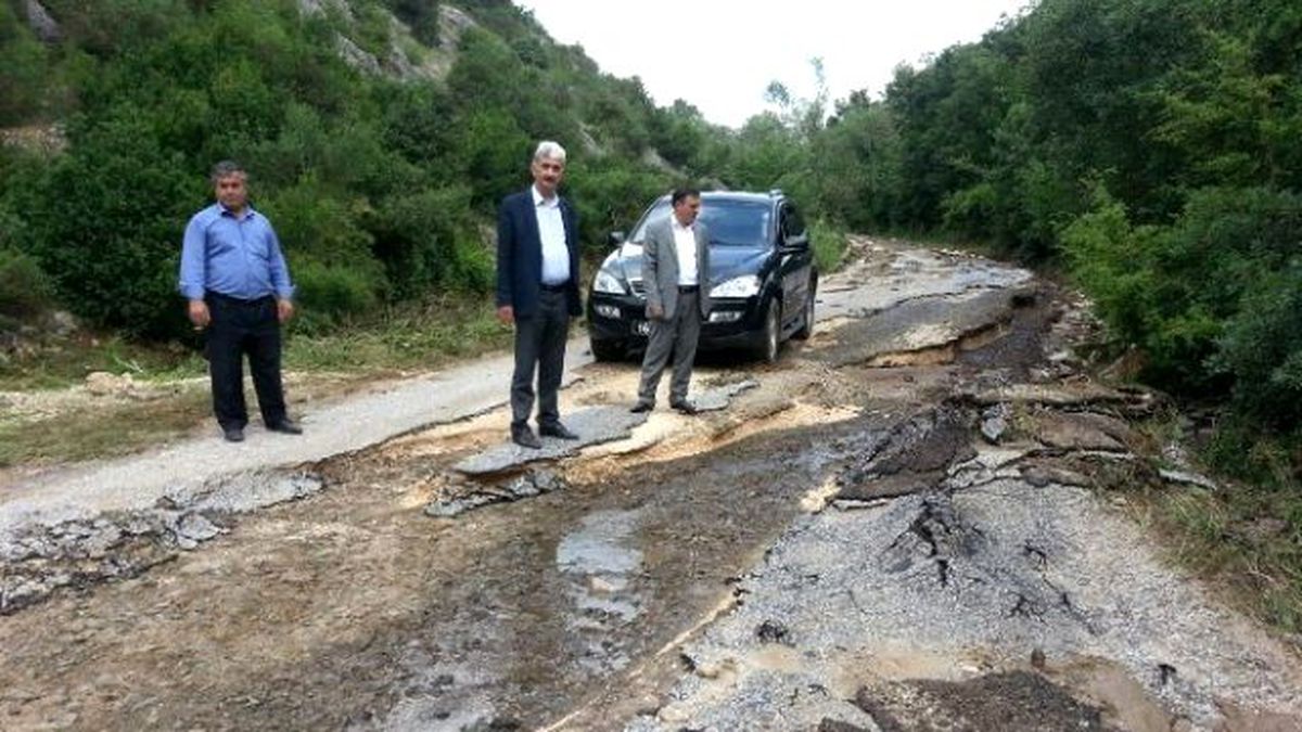 Yağmur Yolları Yerinden Söktü