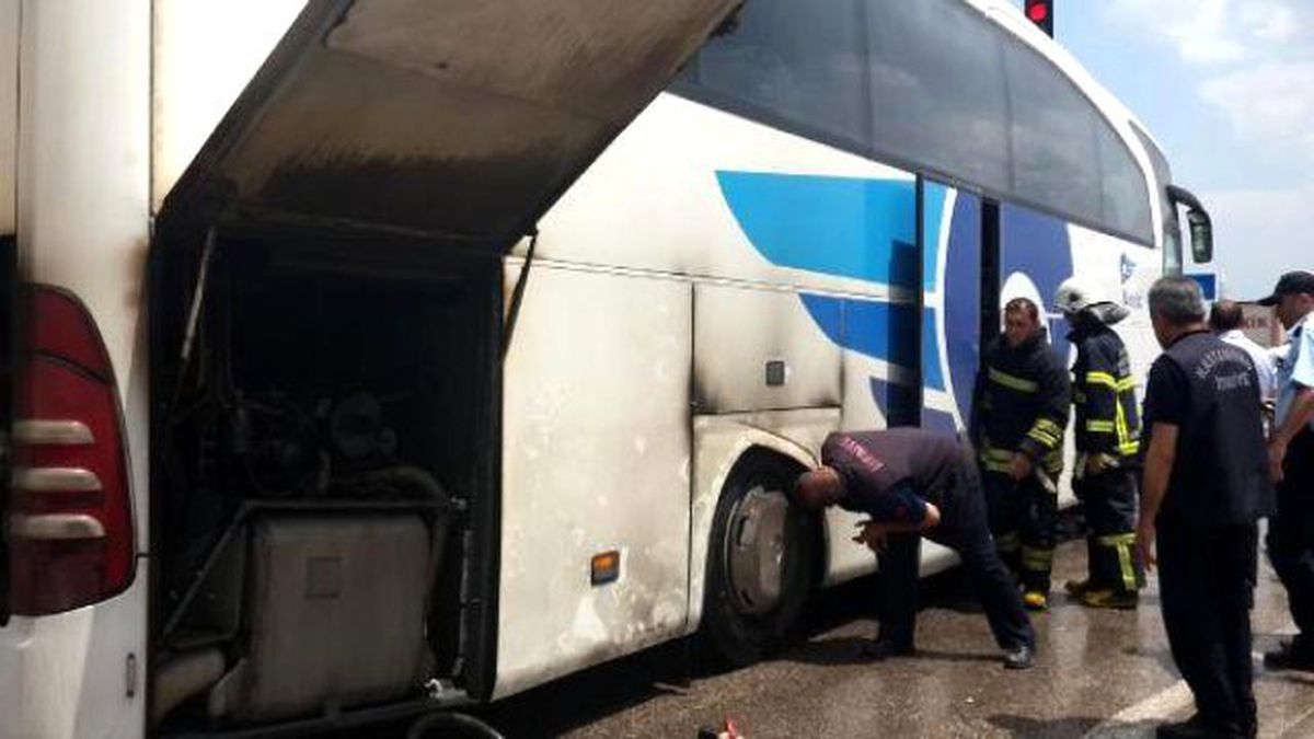 Yolcu Otobüsündeki Yangını Sürücüler Söndürdü