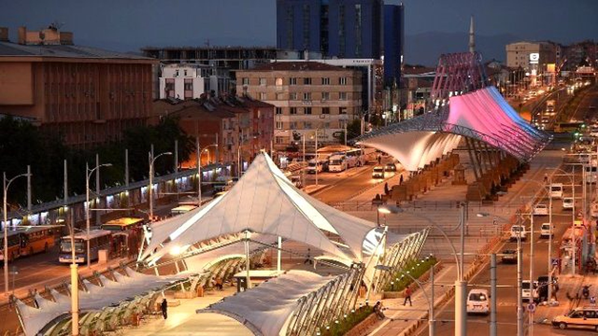 15 Dönümlük Meydanda Aydınlatma Çalışması