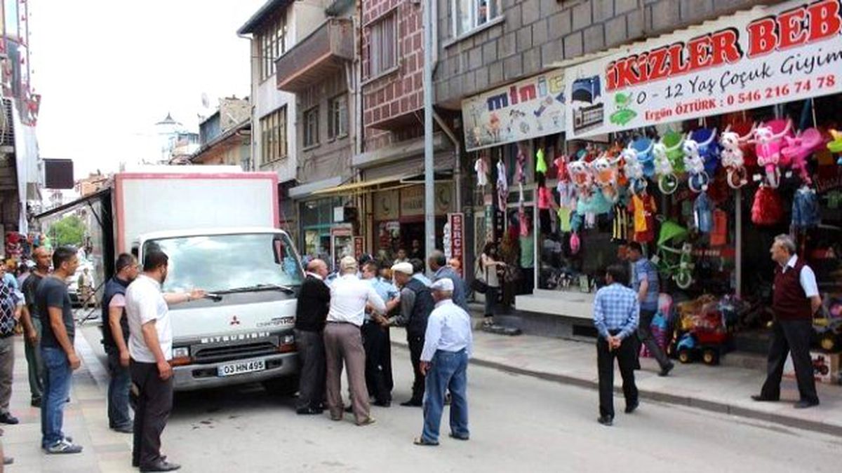 Afyonkarahisar\'da Bıçaklı Kavga: 1 Yaralı