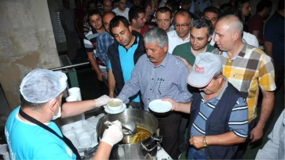 Tarsus Belediye Başkanı Can, İlk Sahuru Vatandaşlarla Yaptı