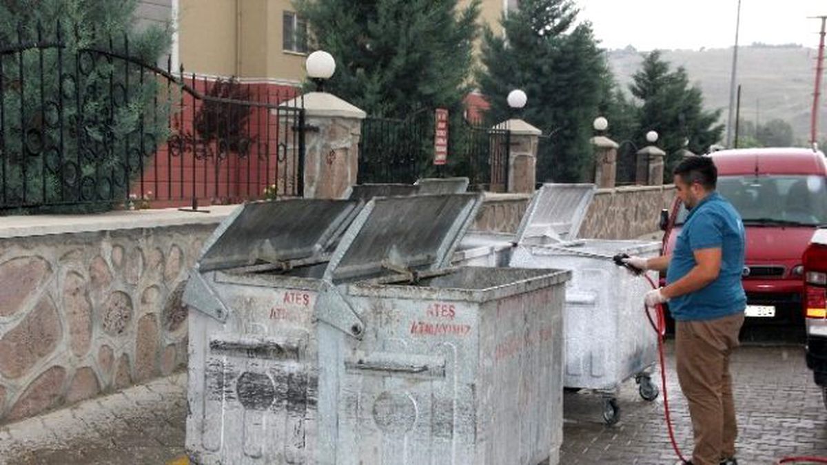 Belediye Çöp Konteynerlerini Dezenfekte Ediyor