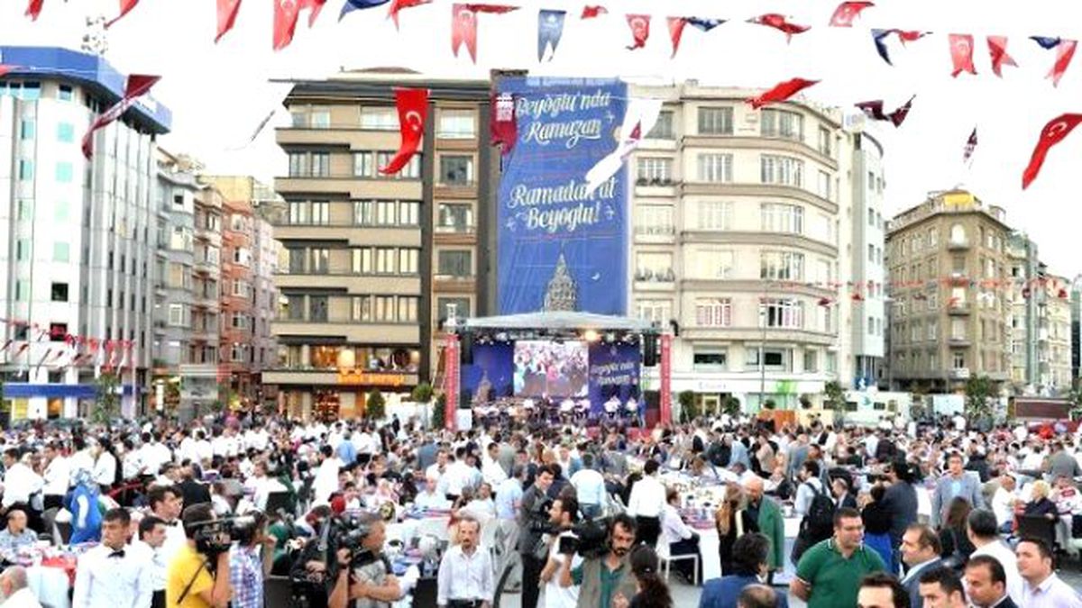 Beyoğlu\'nda Her Gün 5 Bin Kişi Aynı Sofra Etrafında Buluşacak
