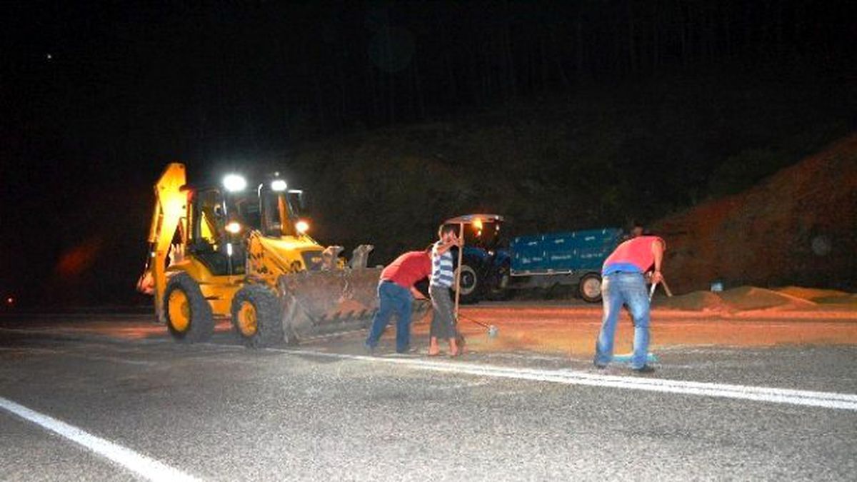 Buğday Döküldü Yol Kapandı