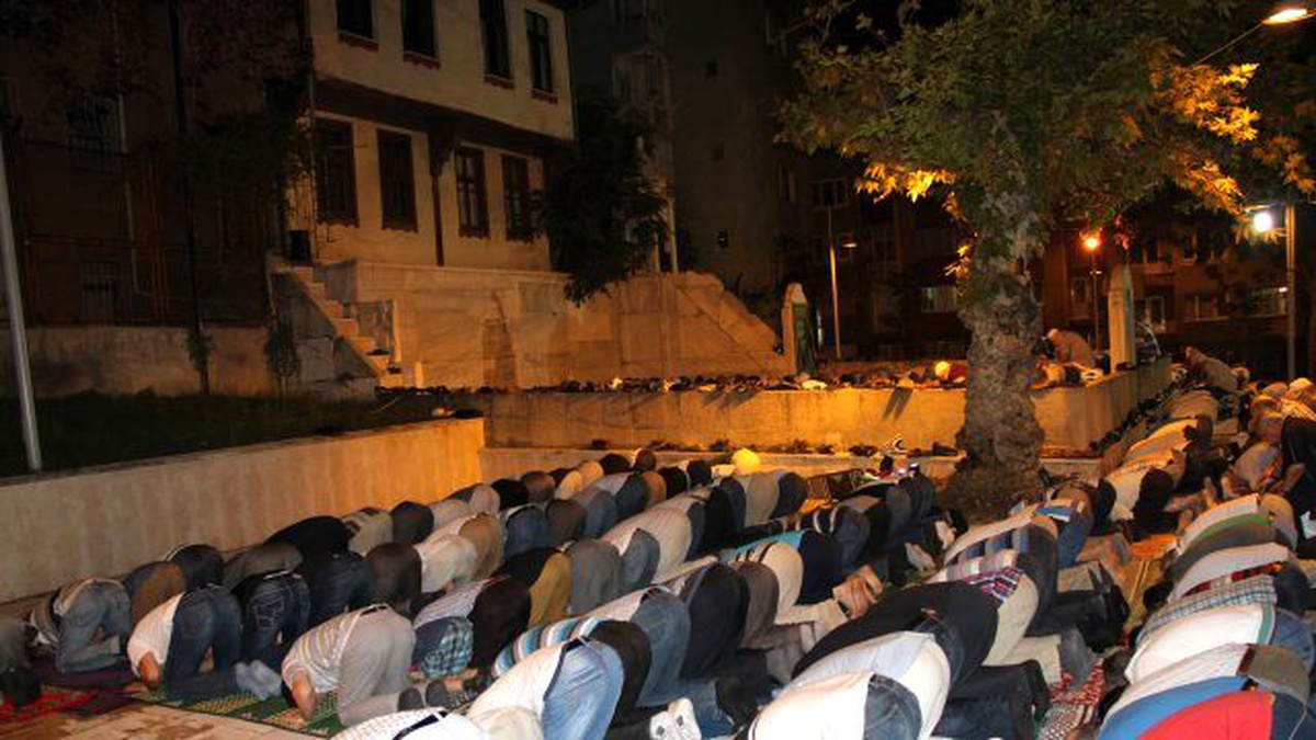 Bursa\'da Açık Havada Teravih Namazı