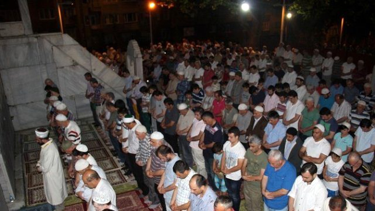 Bursalılar İlk Teravih Namazını Yıldızların Altında Kıldı