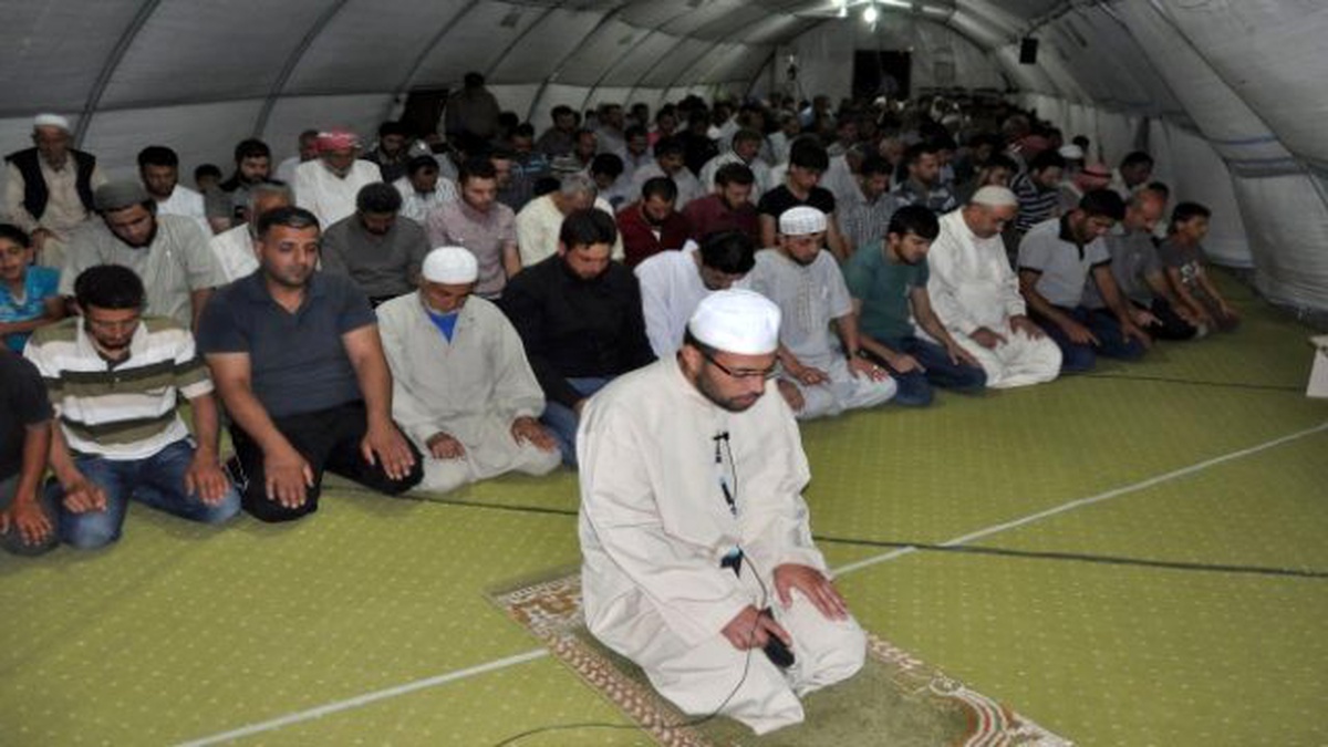 Çadır ve Konteyner Kentlerde İlk Teravih Namazı Kılındı