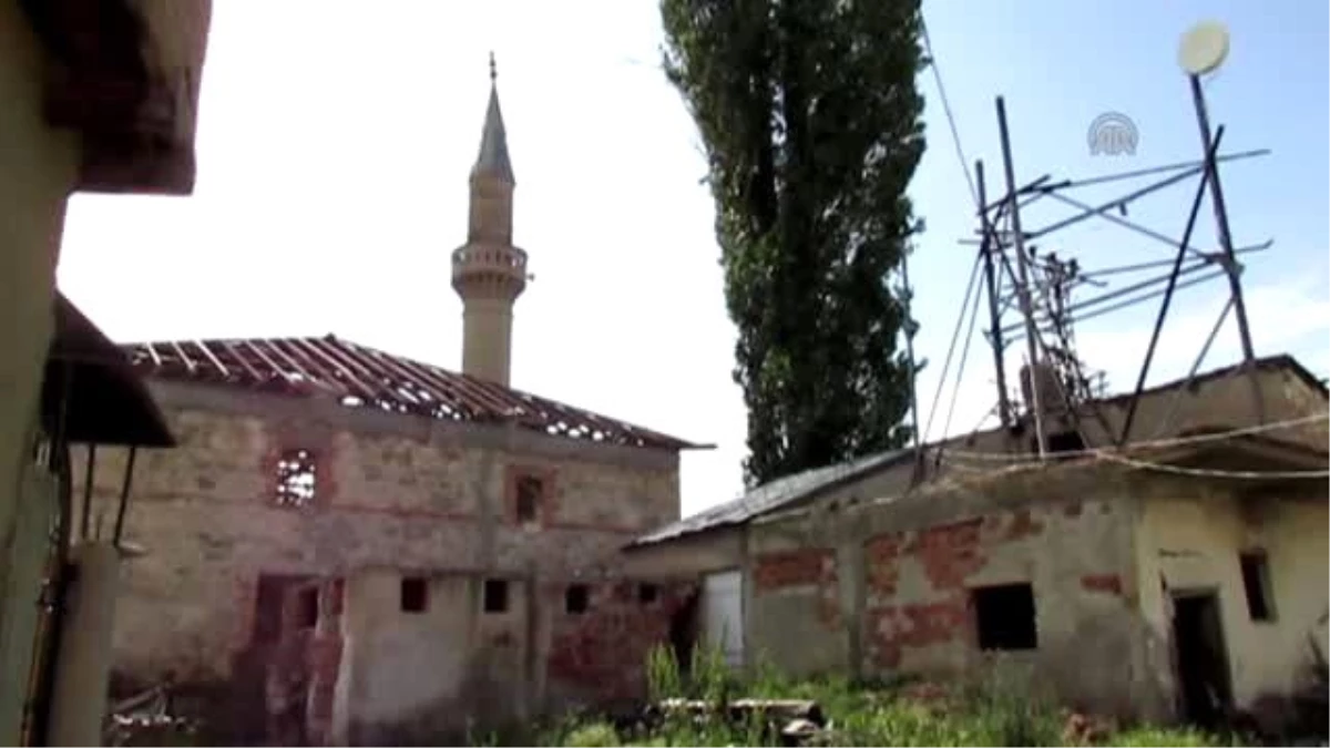 Camisi Yanan Köyün Sakinleri 3 Yıldır Baraka Mescitte İbadet Ediyor