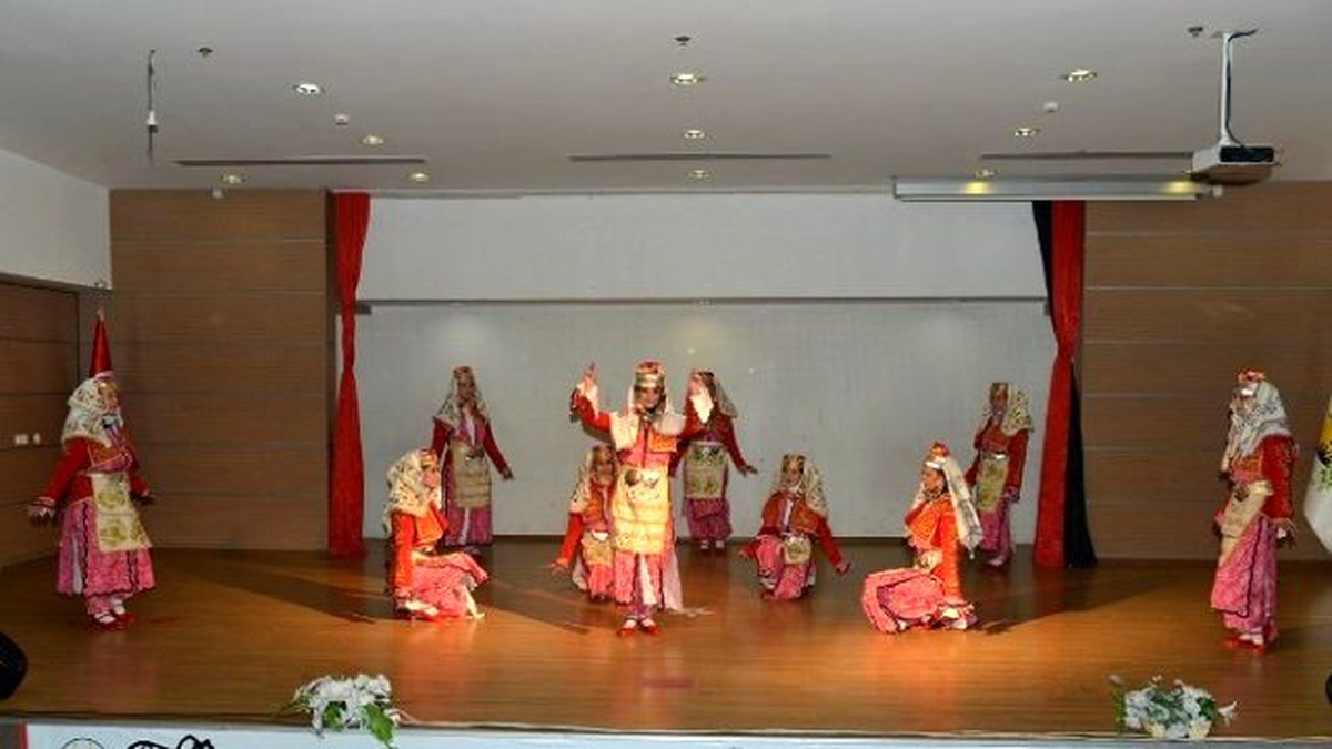 Çiğli\'de Vatandaşları Coşturan Türk Halk Oyunları Gösterisi