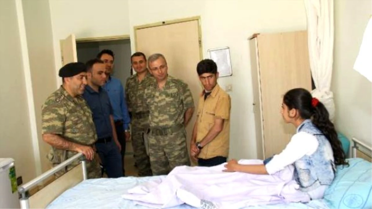 Dağlıca\'ya Terörist Saldırısında Yaralanan Kız Çocuğuna Komutanlardan Geçmiş Olsun Ziyareti