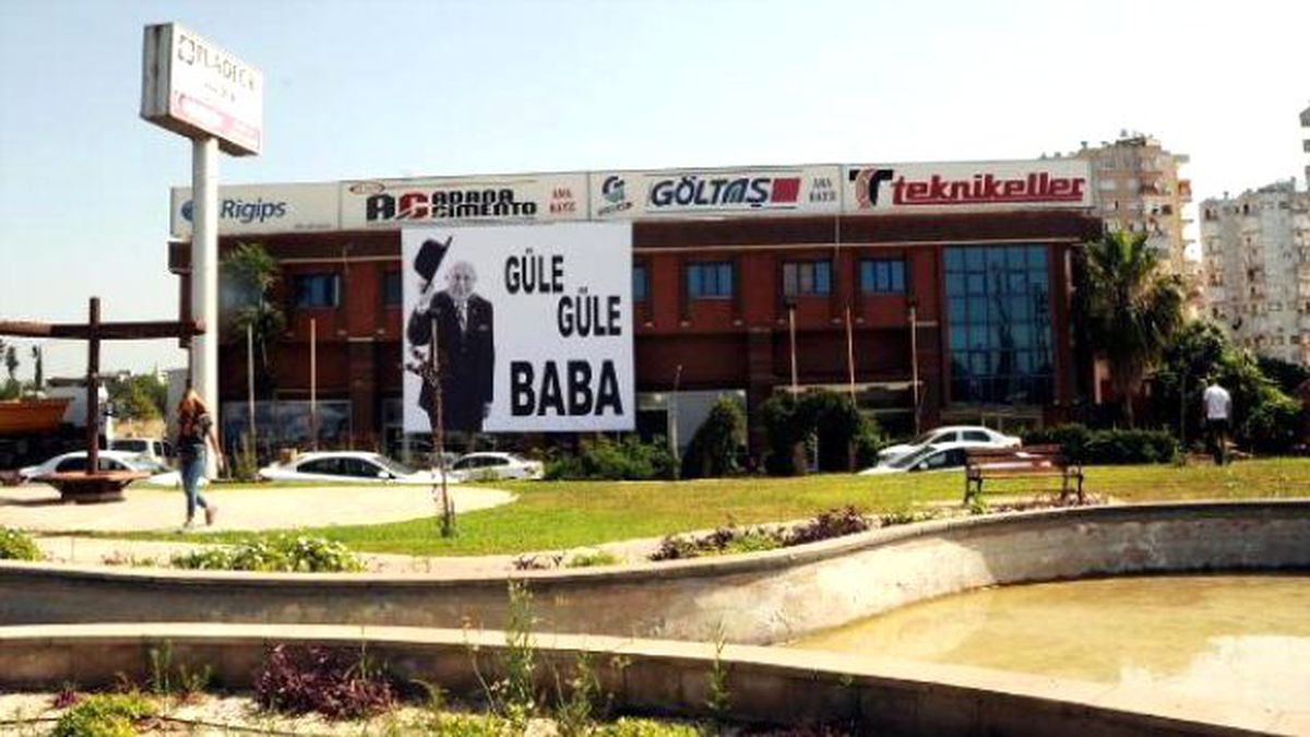 Demirel\'e Afişli Veda