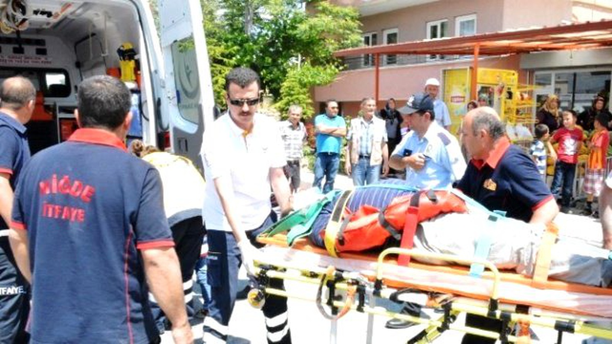 Direksiyon Hakimiyeti Kaybolan Otomobil Direğe Çarptı: 4 Yaralı