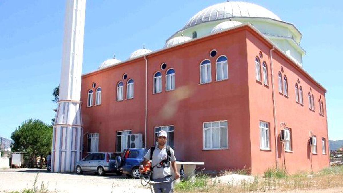 Döşemealtı Belediyesi, Cami Bahçelerini Temizliyor