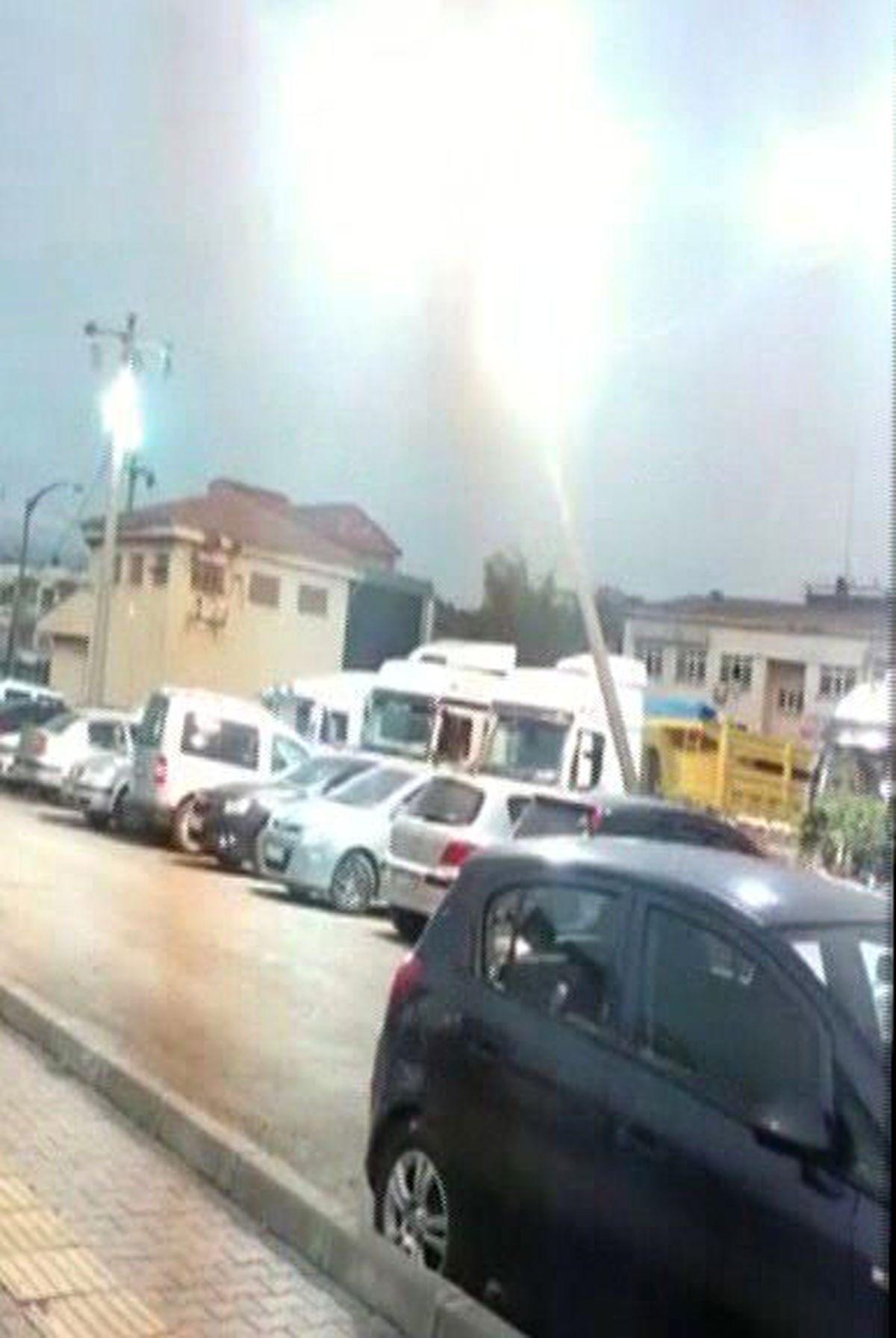 Elektrik Direğindeki Teller Bomba Gibi Patladı