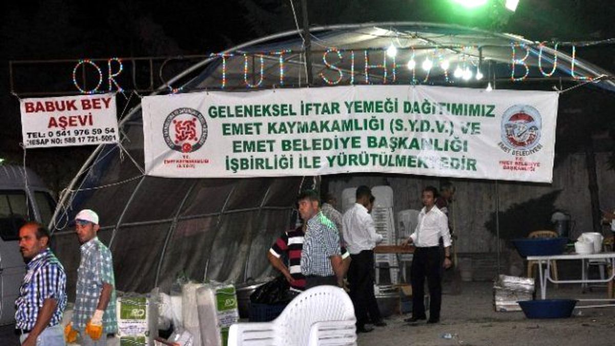 Emet\'te Her Gün Bin Kişiye İftar