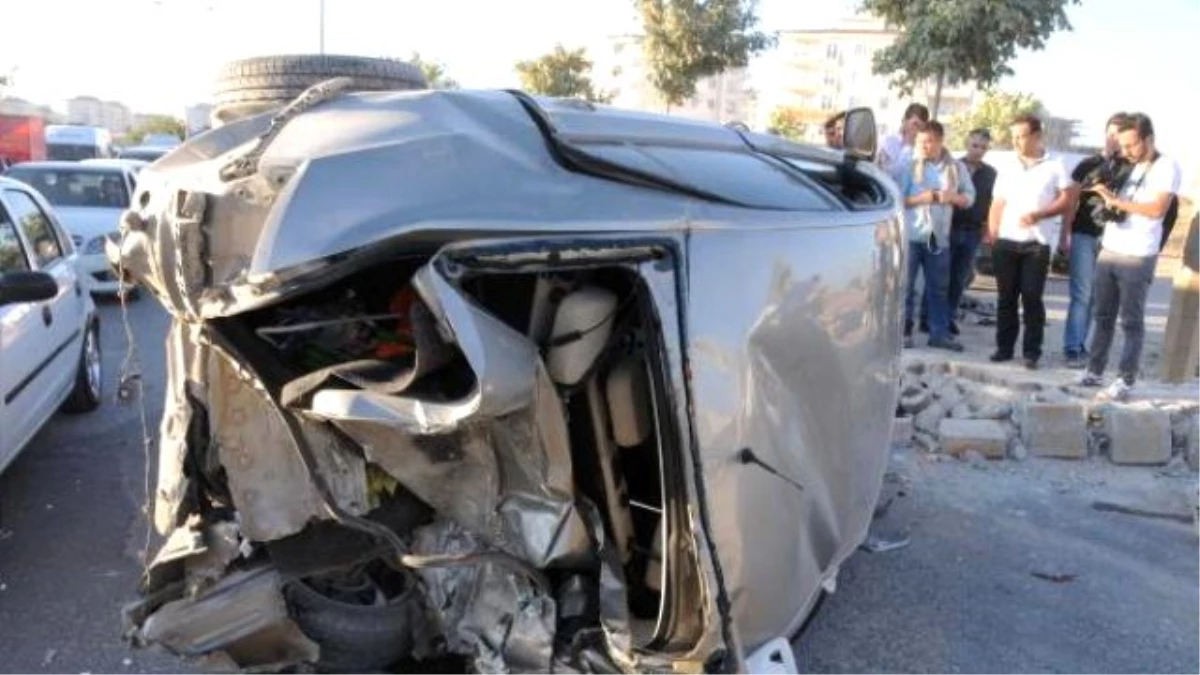 Gaziantep\'te Minibüs ile Otomobil Çarpıştı: 6 Yaralı