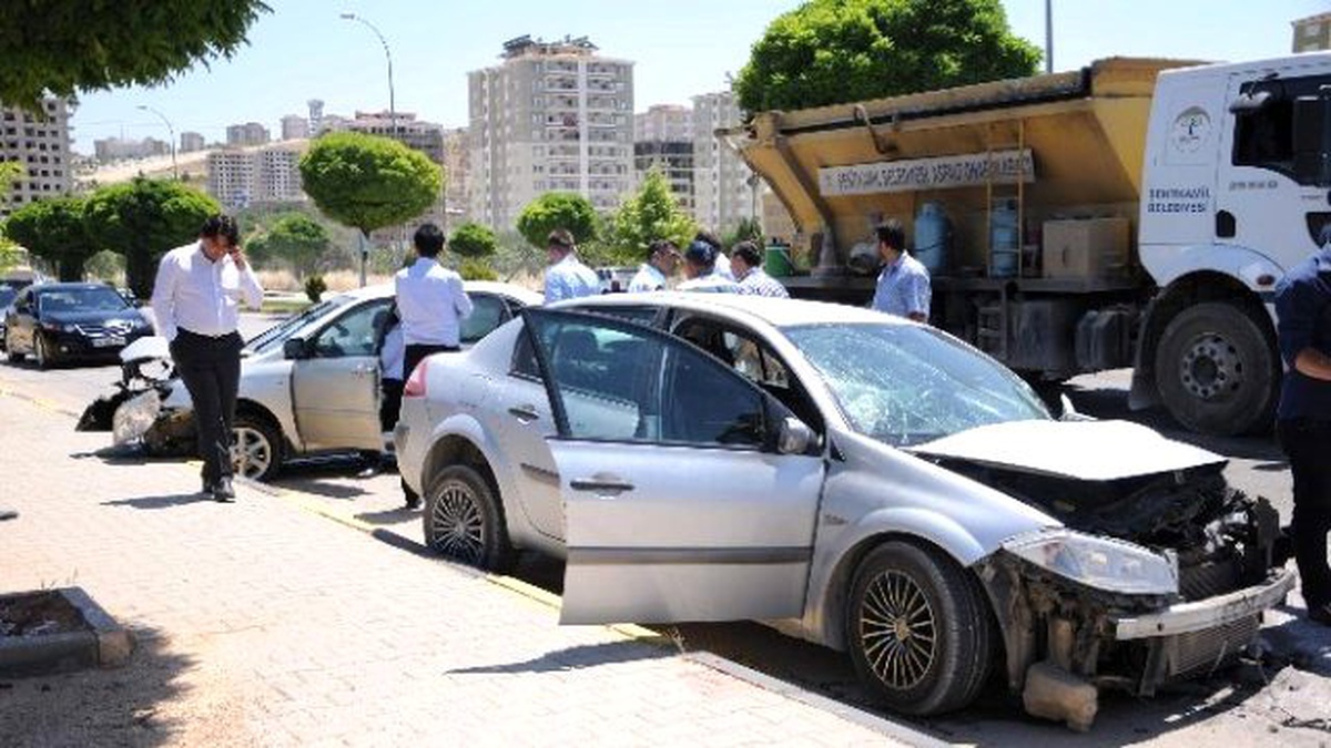 Gaziantep\'te Otomobiller Kafa Kafaya Çarpıştı