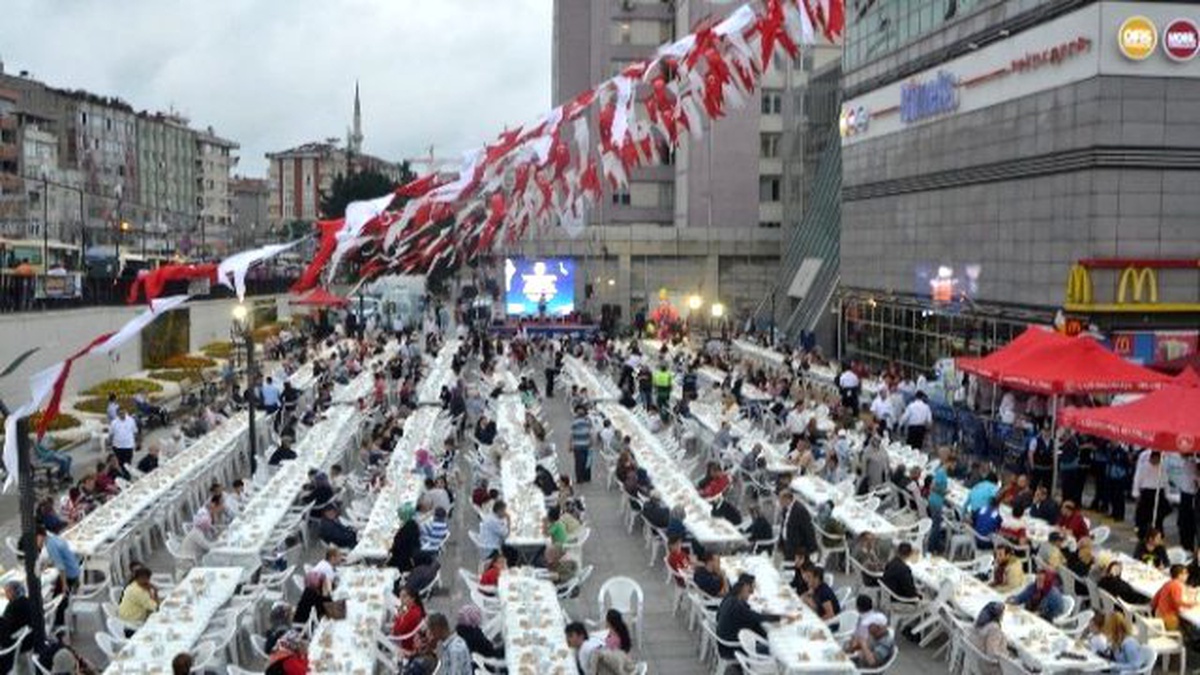 Gaziosmanpaşa Belediyesi\'nden Bin 500 Kişilik Sokak İftarı