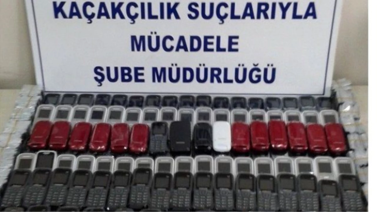 İzmir\'de Kargo Teslim Kaçak Cep Telefonları Ele Geçirildi