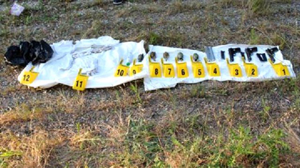 İzmit\'te Bir Evde 6 El Bombası ve 4 Tabanca Ele Geçirildi (2)