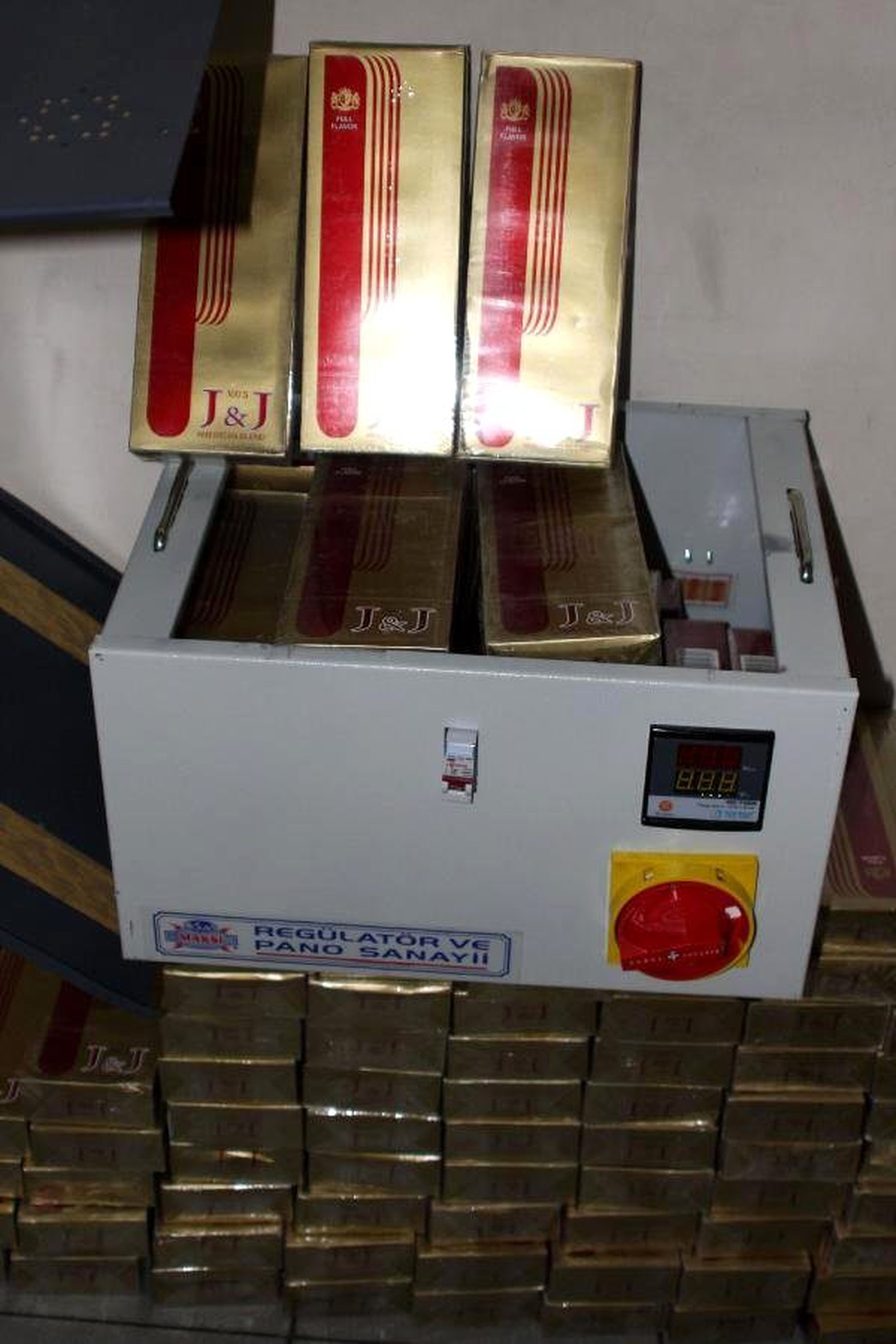 Elektrik Panolu Kamuflaj İçindeki Kaçak Sigaralar Yakalandı