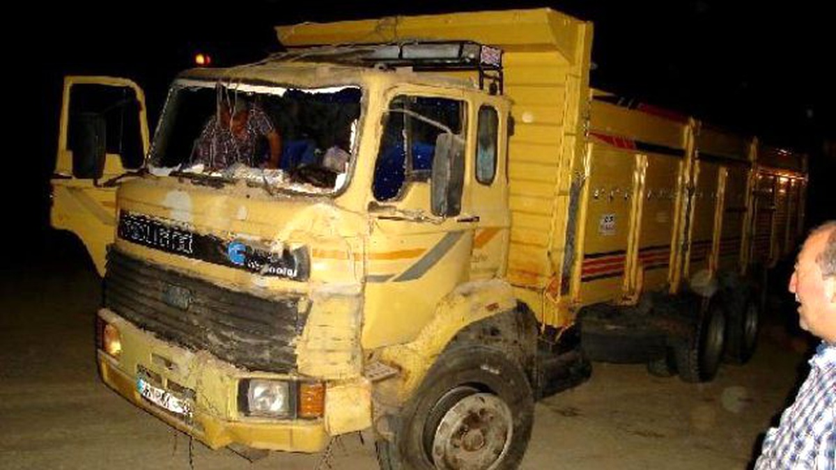 İzmir\'de Kamyonun Çarptığı Motosikletteki 2 Kişi Öldü