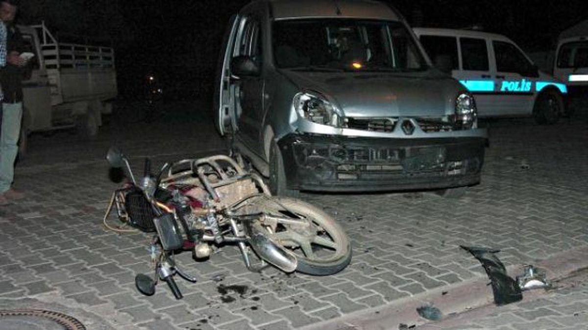 Kasksız Motosikletli Kazada Yaralandı