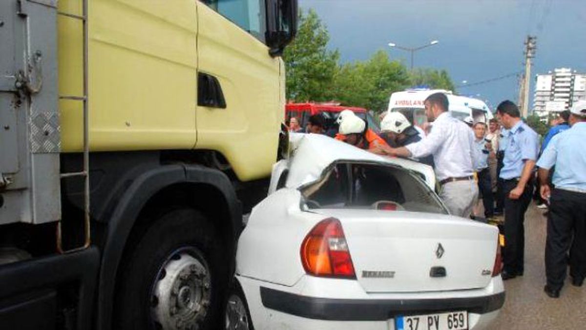 Kastamonu\'da Kamyon Otomobile Çarptı: 1 Ölü