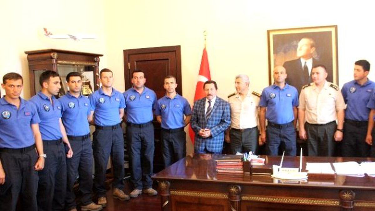 Kayıp Defineciyi Bulan Jak Ekibi Vali Balkanlıoğlu\'nu Ziyaret Etti
