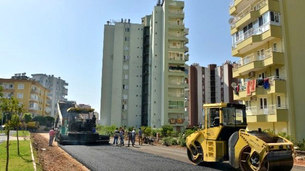 Konyaaltı\'nda Sıcak Asfalt Çalışmaları Devam Ediyor
