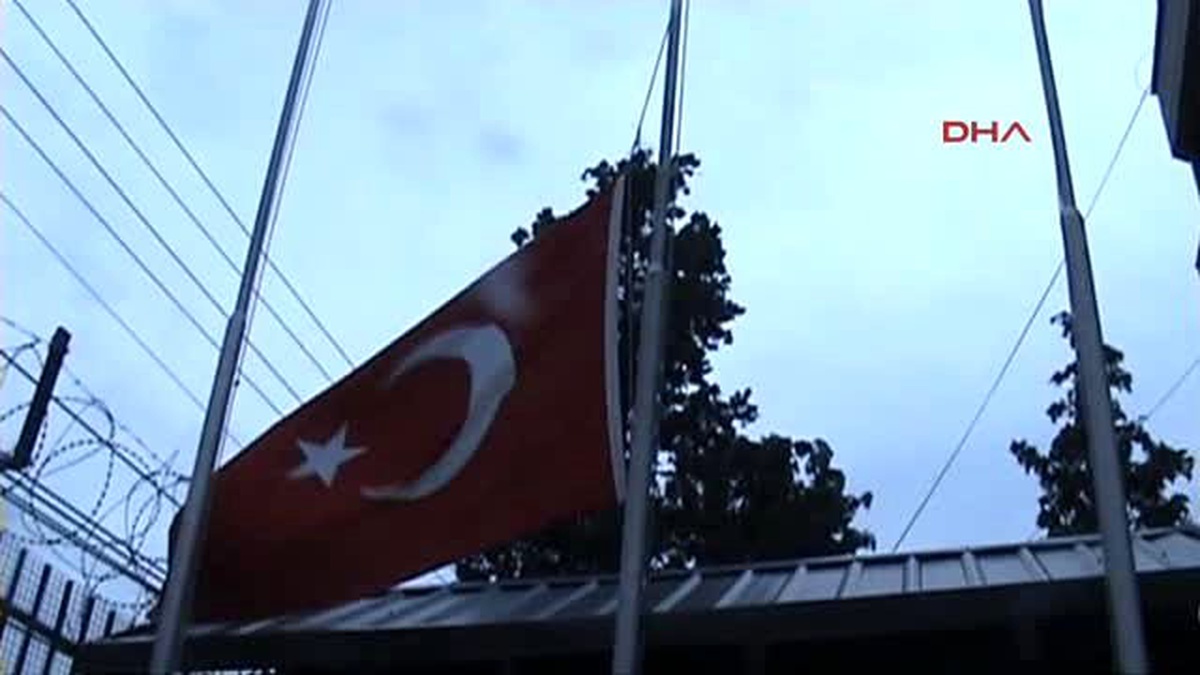 Kosova Büyükelçiliği?nde Demirel?in Vefatı Nedeniyle Bayraklar Yarıya İndirildi