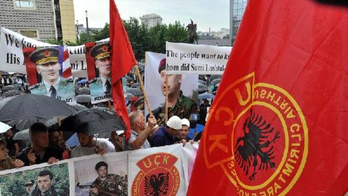 Kosova\'da Savaş Suçları Mahkemesi Kurulmasına Karşı Protesto