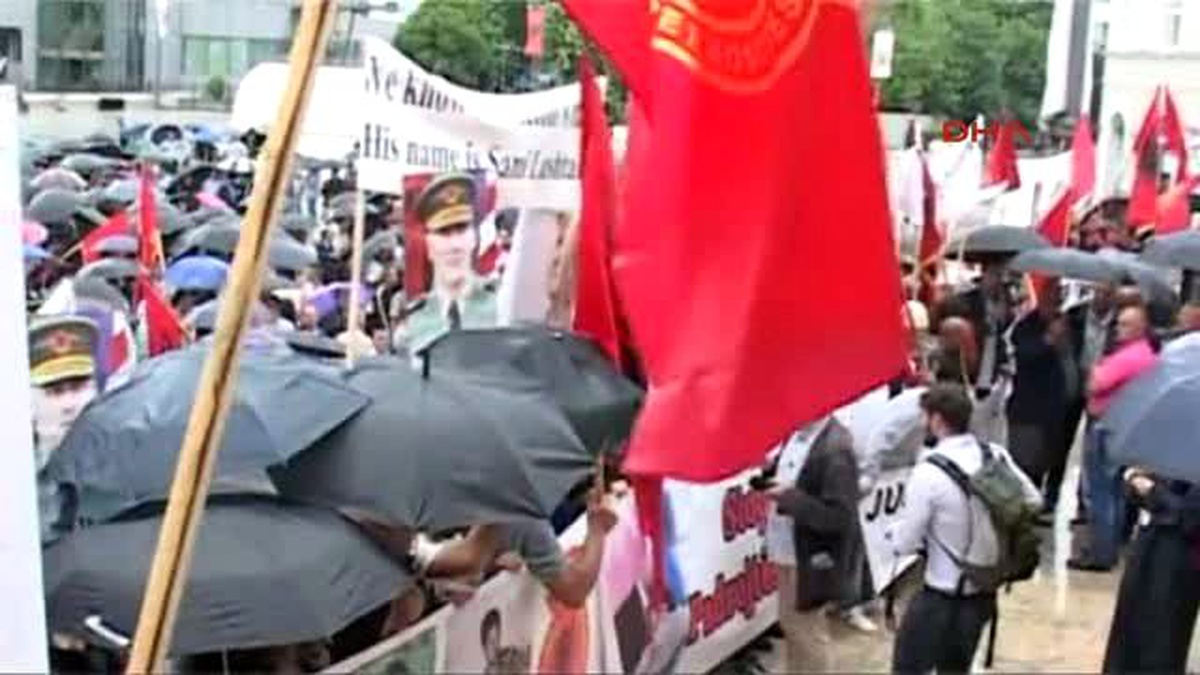 Kosova?da Savaş Suçları Mahkemesi Kurulmasına Karşı Protesto